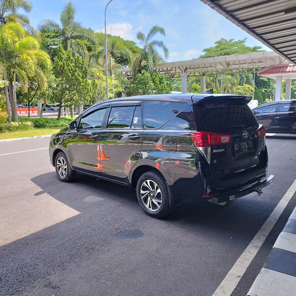 Setelah direvitalisasi dan di-rebranding, kini De Tjolomadoe menjadi sebuah destinasi wisata heritage sebagai pusat kebudayaan dan area komersial. De Tjolomadoe diharapkan dapat menjadi destinasi wisata baru di Jawa Tengah yang mampu meningkatkan produktivitas ekonomi daerah Karanganyar, sekaligus mengembangkan aspek seni, heritage, dan pariwisata di kawasan tersebut. Sebelum masuk, gak ada salahnya menyempatkan waktu mengambil foto di halaman depannya. Kalau dilihat dari arsitektur bangunannya yang baru tanpa meninggalkan kesan gaya Eropa tempo dulu, pasti bisa membuat feed Instagram kamu makin cantik deh! Jika Kamu pergi ke Kota Solo, maka jangan lupa untuk mampir ke De Tjolomadoe. Tempat ini merupakan destinasi wisata unik yang sangat nyaman untuk berekreasi bersama keluarga. Keindahannya pada malam hari juga akan membuat pengunjung betah berlama-lama untuk berselfie ria.